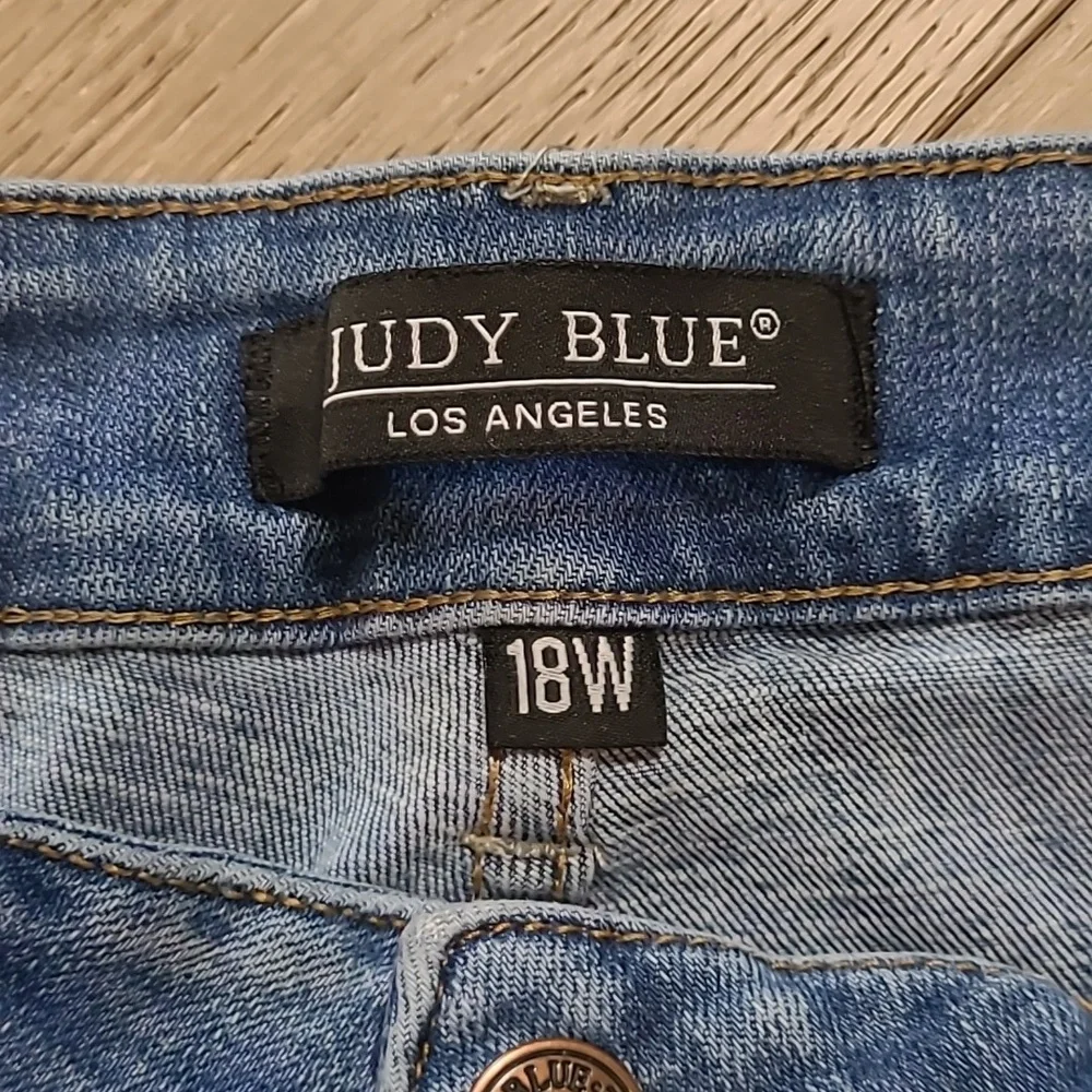 Judy Blue Jeans Women's sz 18W Mid Rise Skinny Distressed Cropped Denim Jeans